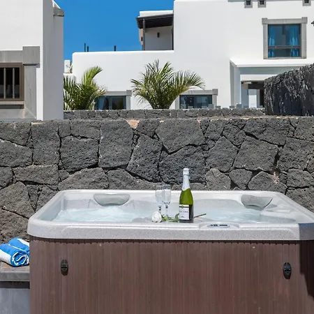 Ambar Cherry Βίλα